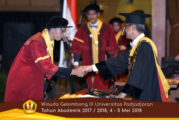 wisuda unpad gel III TA 2017-2018 Fak Peternakan  oleh Rektor  014 by (PAPYRUS PHOTO)