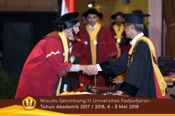 wisuda unpad gel III TA 2017-2018 Fak Peternakan  oleh Rektor  017 by (PAPYRUS PHOTO)