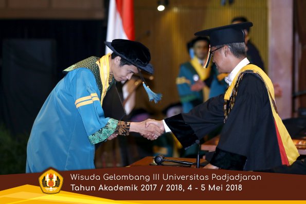wisuda unpad gel III TA 2017-2018 Fak Ilmu Budaya oleh Rektor 020  by (PAPYRUS PHOTO)