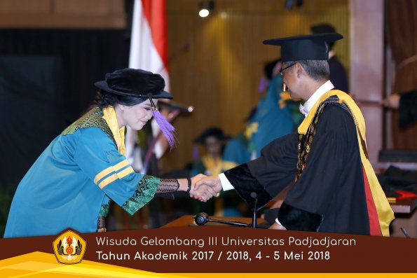 wisuda unpad gel III TA 2017-2018 Fak Psikologi oleh Rektor 013  by (PAPYRUS PHOTO)