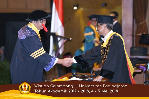 wisuda unpad gel III TA 2017-2018 Fak Hukum oleh Rektor 001  by (PAPYRUS PHOTO)