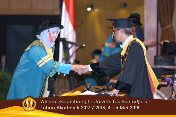 wisuda unpad gel III TA 2017-2018 Fak Hukum oleh Rektor 003  by (PAPYRUS PHOTO)