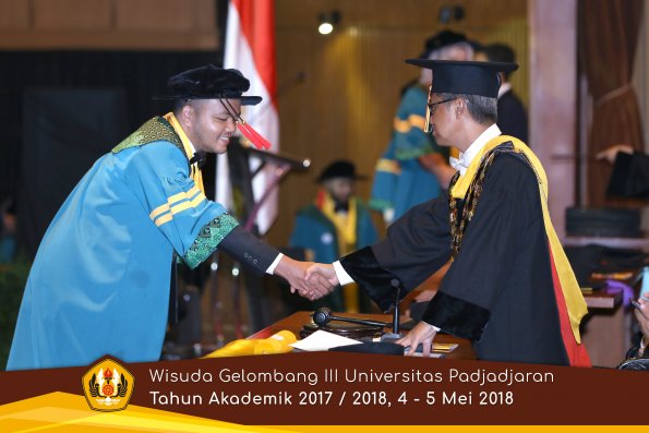 wisuda unpad gel III TA 2017-2018 Fak Hukum oleh Rektor 008  by (PAPYRUS PHOTO)