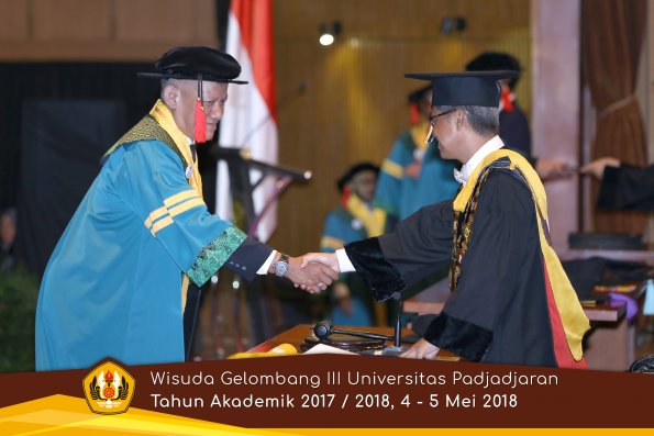 wisuda unpad gel III TA 2017-2018 Fak Hukum oleh Rektor 019  by (PAPYRUS PHOTO)