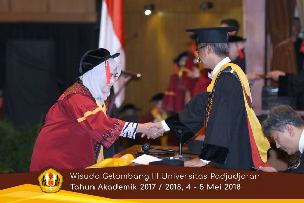 wisuda unpad gel III TA 2017-2018 Fak Hukum oleh Rektor 042  by (PAPYRUS PHOTO)