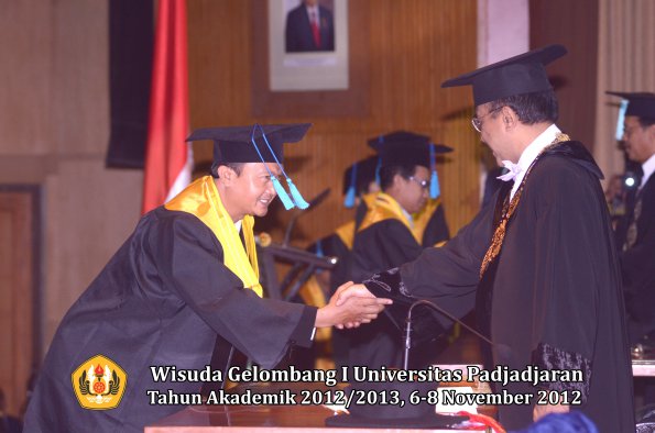 wisuda-unpad-gel-i-ta-2012_2013-fakultas-ilmu-budaya-oleh-rektor-005