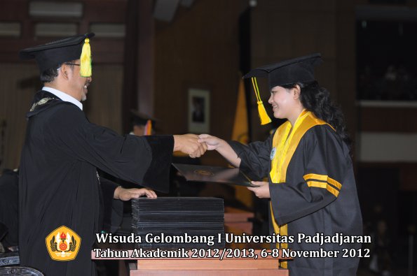 wisuda-unpad-gel-i-ta-2012_2013-fakultas-ilmu-komunikasi-oleh-dekan-013