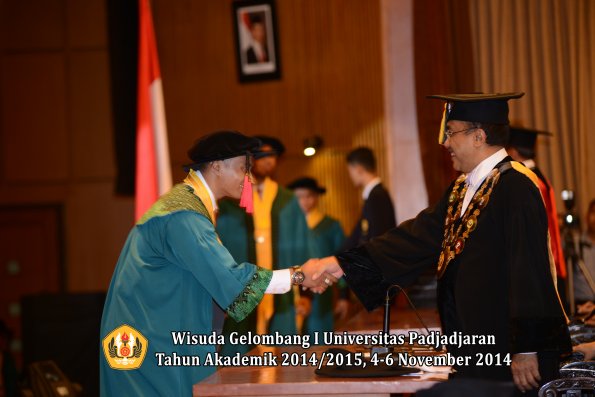 Wisuda Unpad Gel. I TA 2014_2015 Fakultas Hukum oleh Rektor 05