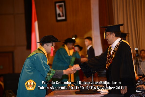 Wisuda Unpad Gel. I TA 2014_2015 Fakultas Hukum oleh Rektor 12