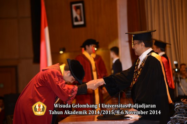Wisuda Unpad Gel. I TA 2014_2015 Fakultas Hukum oleh Rektor 19