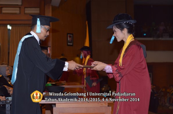 Wisuda Unpad Gel. I TA 2014_2015 Fakultas Ilmu Budaya oleh Dekan 25