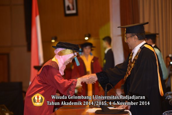 Wisuda Unpad Gel. I TA 2014_2015 Fakultas Ilmu Budaya oleh Rektor 17