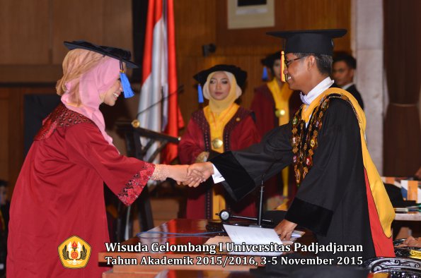 Wisuda Unpad Gel I TA 2015_2016  Fakultas ISIP oleh Rektor-040