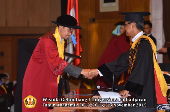 Wisuda Unpad Gel I TA 2015_2016  Fakultas ISIP oleh Rektor-061