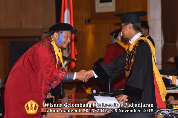 Wisuda Unpad Gel I TA 2015_2016  Fakultas ISIP oleh Rektor-073