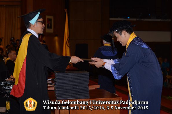Wisuda Unpad Gel I TA 2015_2016  Fakultas Ilmu Budaya oleh Dekan-005