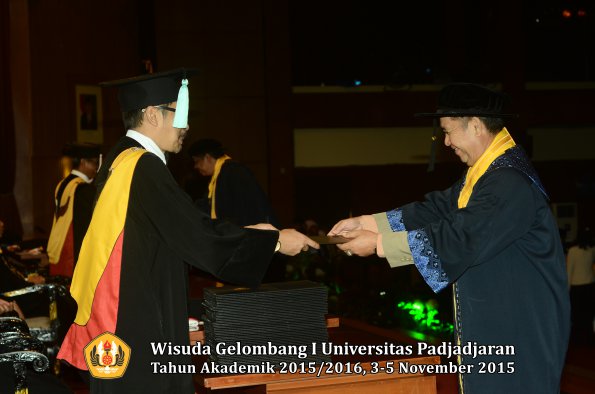 Wisuda Unpad Gel I TA 2015_2016  Fakultas Ilmu Budaya oleh Dekan-012