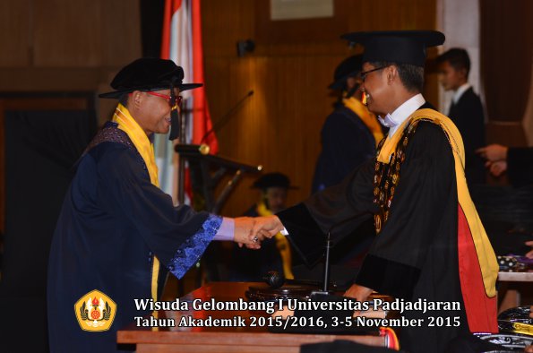 Wisuda Unpad Gel I TA 2015_2016  Fakultas Ilmu Budaya oleh Rektor-016