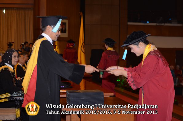 Wisuda Unpad Gel I TA 2015_2016  Fakultas Ilmu Budaya oleh Dekan-020