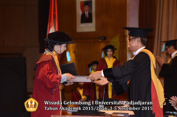 Wisuda Unpad Gel I TA 2015_2016  Fakultas Ilmu Budaya oleh Rektor-012