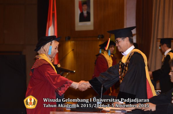 Wisuda Unpad Gel I TA 2015_2016  Fakultas Ilmu Budaya oleh Rektor-015