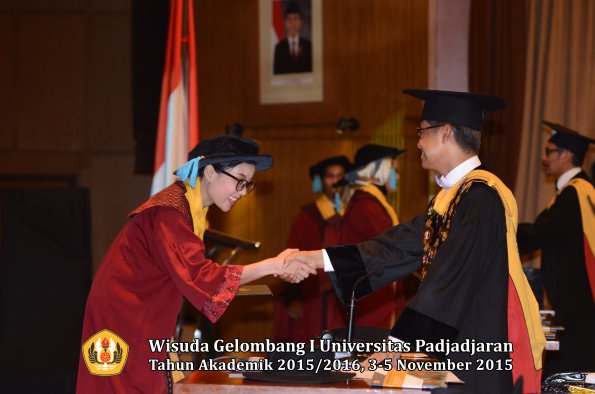 Wisuda Unpad Gel I TA 2015_2016  Fakultas Ilmu Budaya oleh Rektor-062
