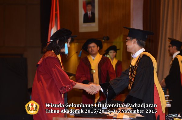 Wisuda Unpad Gel I TA 2015_2016  Fakultas Ilmu Budaya oleh Rektor-126