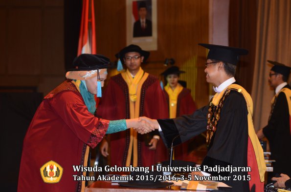 Wisuda Unpad Gel I TA 2015_2016  Fakultas Ilmu Budaya oleh Rektor-131