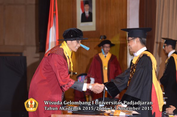Wisuda Unpad Gel I TA 2015_2016  Fakultas Ilmu Budaya oleh Rektor-137