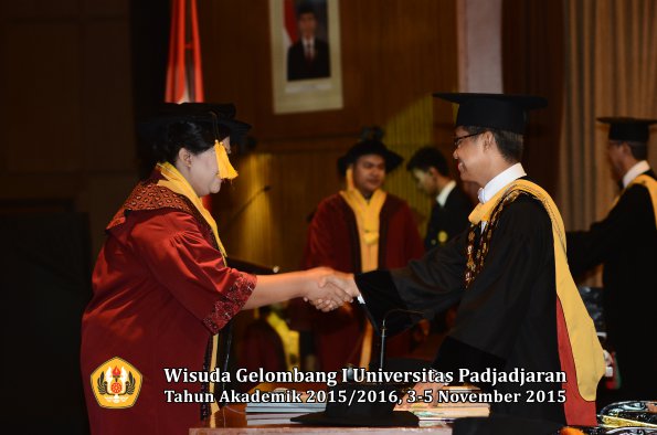 Wisuda Unpad Gel I TA 2015_2016  Fakultas Ekonomi dan Bisnis oleh Rektor-010