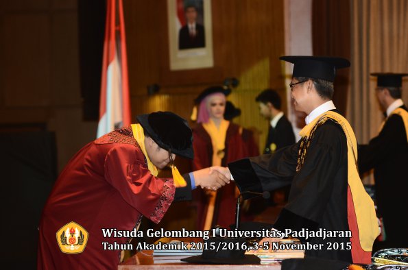 Wisuda Unpad Gel I TA 2015_2016  Fakultas Ekonomi dan Bisnis oleh Rektor-020