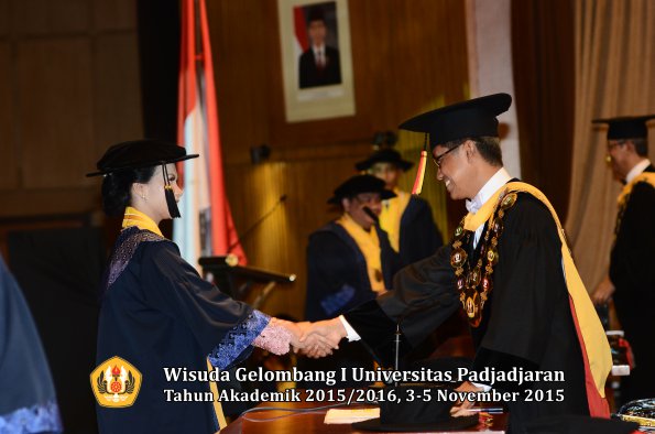 Wisuda Unpad Gel I TA 2015_2016  Fakultas Ekonomi dan Bisnis oleh Rektor-024