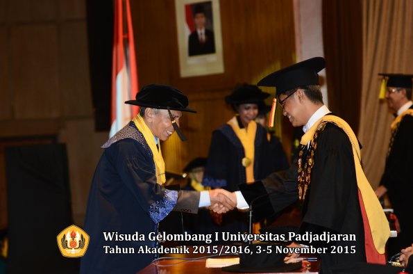 Wisuda Unpad Gel I TA 2015_2016  Fakultas Ekonomi dan Bisnis oleh Rektor-033