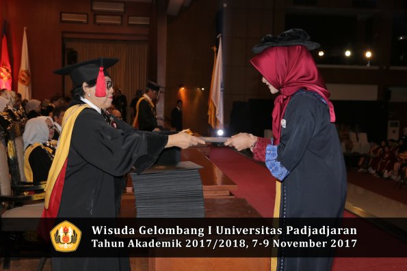 Wisuda Unpad Gel I TA 2017_2018  Fakultas Hukum oleh Dekan 001