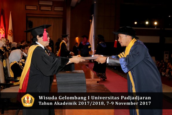 Wisuda Unpad Gel I TA 2017_2018  Fakultas Hukum oleh Dekan 003