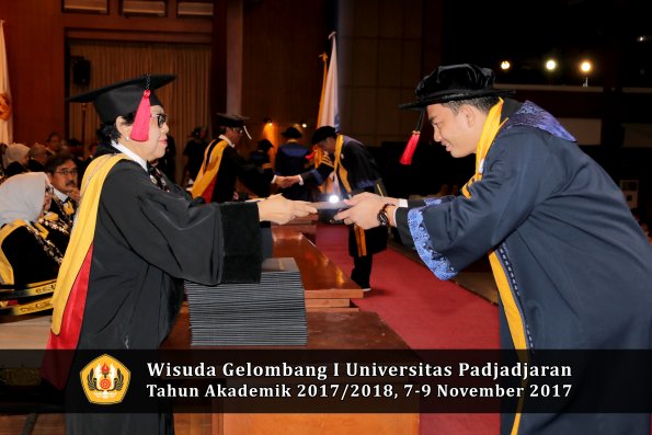 Wisuda Unpad Gel I TA 2017_2018  Fakultas Hukum oleh Dekan 005