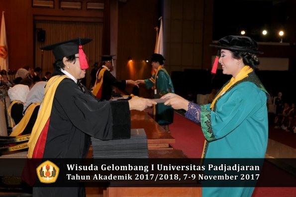 Wisuda Unpad Gel I TA 2017_2018  Fakultas Hukum oleh Dekan 010