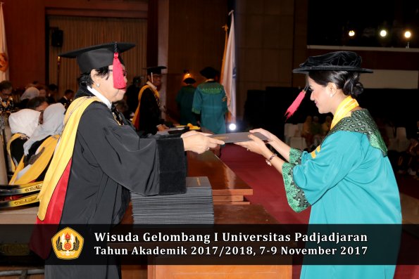 Wisuda Unpad Gel I TA 2017_2018  Fakultas Hukum oleh Dekan 012