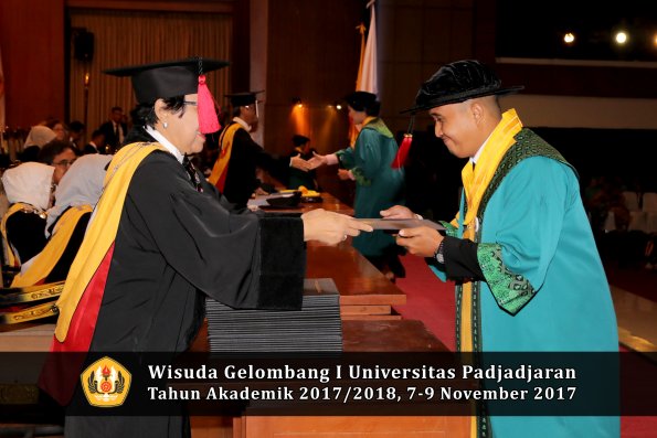 Wisuda Unpad Gel I TA 2017_2018  Fakultas Hukum oleh Dekan 014
