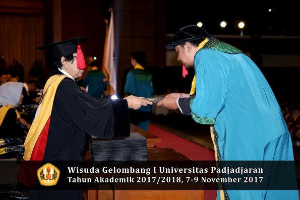 Wisuda Unpad Gel I TA 2017_2018  Fakultas Hukum oleh Dekan 016