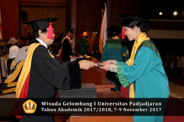 Wisuda Unpad Gel I TA 2017_2018  Fakultas Hukum oleh Dekan 018