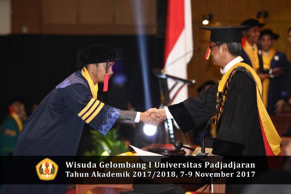 Wisuda Unpad Gel I TA 2017_2018  Fakultas Hukum oleh Rektor 003