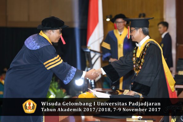 Wisuda Unpad Gel I TA 2017_2018  Fakultas Hukum oleh Rektor 006