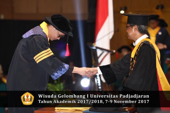 Wisuda Unpad Gel I TA 2017_2018  Fakultas Hukum oleh Rektor 007