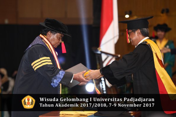 Wisuda Unpad Gel I TA 2017_2018  Fakultas Hukum oleh Rektor 009