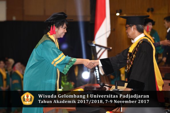 Wisuda Unpad Gel I TA 2017_2018  Fakultas Hukum oleh Rektor 011