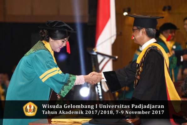 Wisuda Unpad Gel I TA 2017_2018  Fakultas Hukum oleh Rektor 015