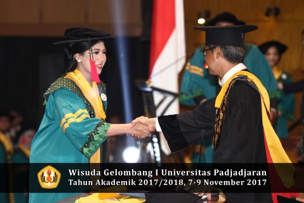 Wisuda Unpad Gel I TA 2017_2018  Fakultas Hukum oleh Rektor 017