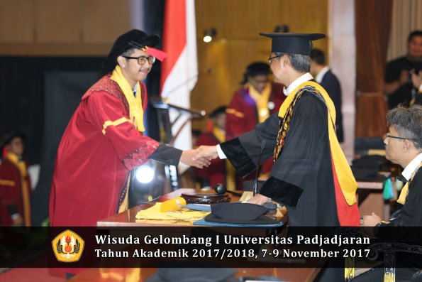 Wisuda Unpad Gel I TA 2017_2018  Fakultas Hukum oleh Rektor 101