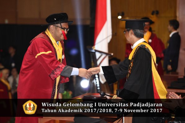 Wisuda Unpad Gel I TA 2017_2018  Fakultas Hukum oleh Rektor 102